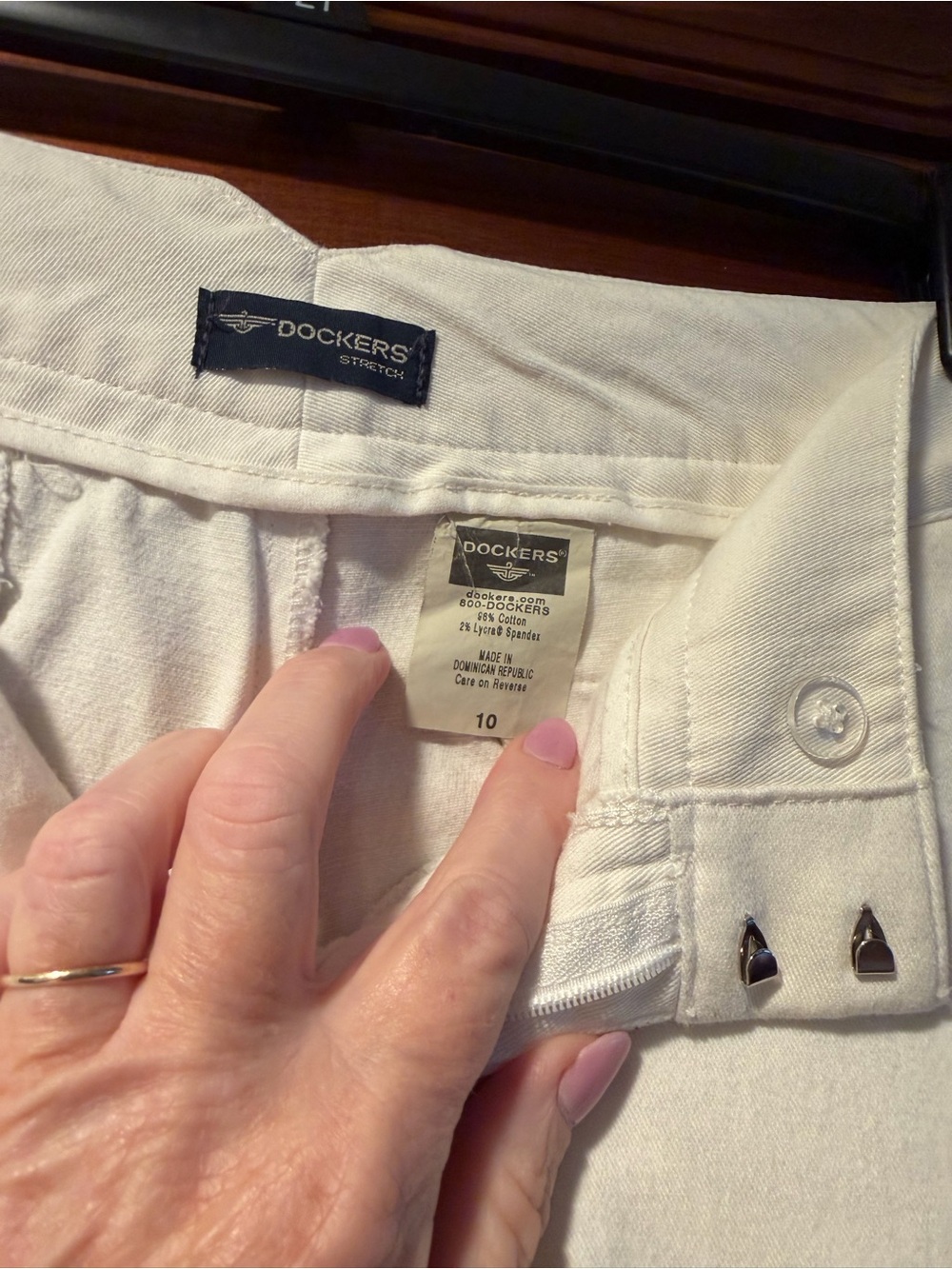 Dockers Women’s White Capris stretchy - Picture 2 of 3